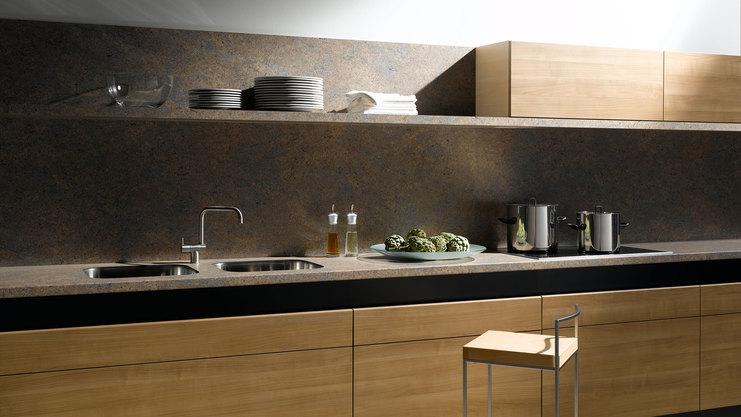 Küchenzeile aus Massivholz mit schwarzer Arbeitsplatte, Spülbecken und Wandregal