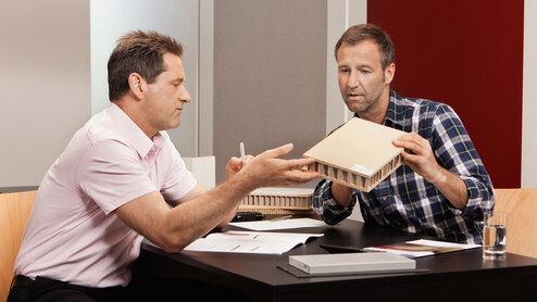 Detailberatung zu verschiedenen Holzmaterialien -und dichten zwischen zwei Männern
