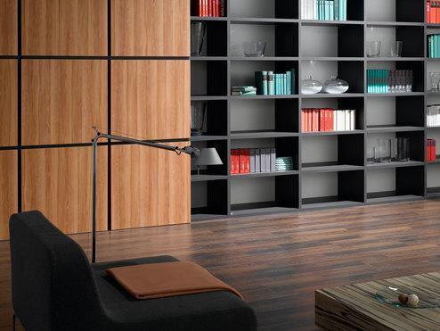 Detailaufnahme einer Regal-Schrank Kombination Detailaufnahme eines schwarz lackierten Bücherregals in Kombination mit quadratischen Holztüren für geschlossene Regalseite.