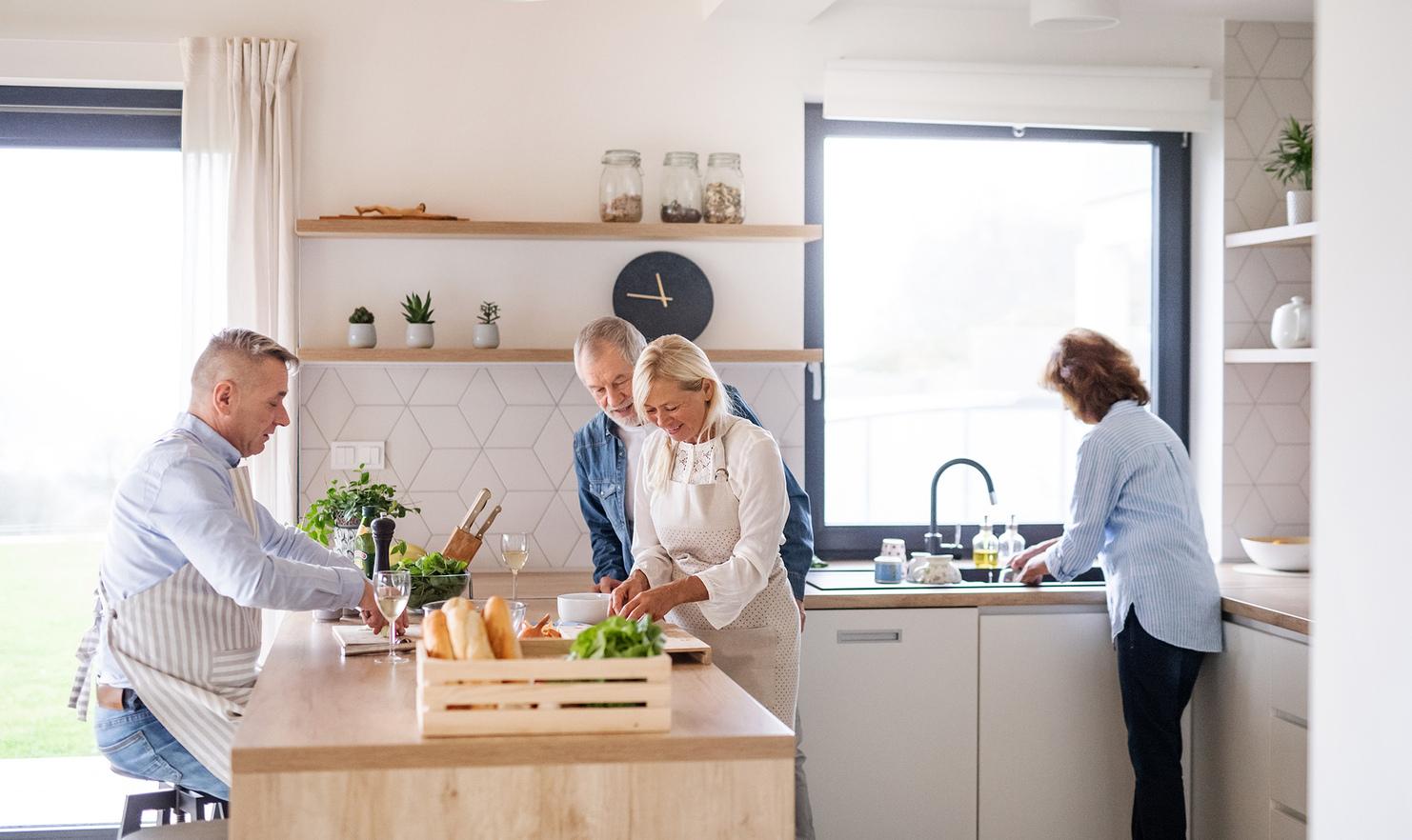 Kochen im Alter mit unseren Küchen Zwei Paare beim Kochen
